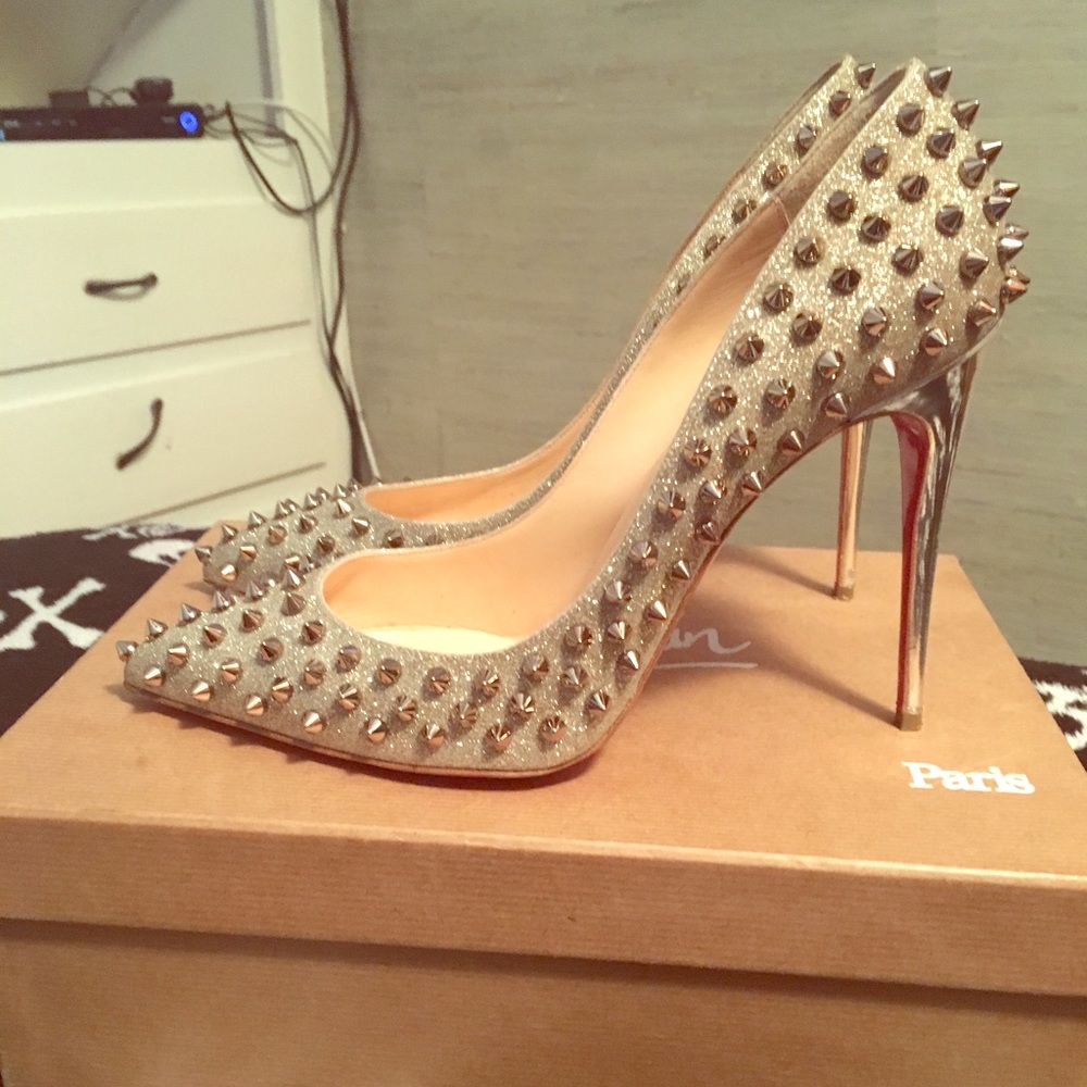 Size 40 euro beautiful louboutins worn once!